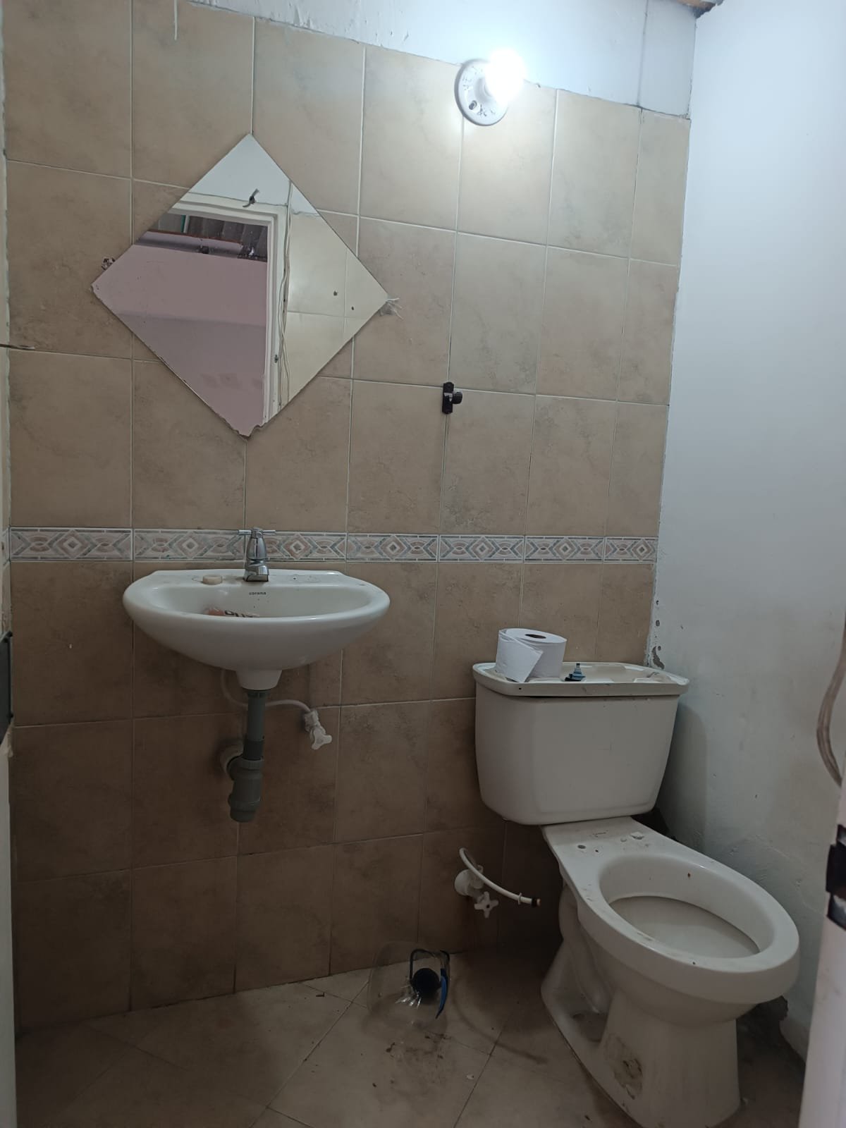BODEGA EN ARRIENDO ITAGUI 🏭
📍 Frente al Supercentro de la Moda
AVENIDA GUAYABAL 

Espacio amplio y funcional 
📐 300 m² aprox. 
👕 Confección
✂️ Mesas de corte
📦 Almacenamiento
🏢 Producción o distribución

Características:
✅ Techo alto metalico
✅ Piso en cerámica y cemento de alto tráfico
✅ 2 baños 🚻
✅ Cocineta sencilla 
✅ Lavadero
✅ Dos espacios independientes 

📍 Dirección: Calle 79 N. 52 A - 96 Interior 201

💰 Canon: $5.500.000